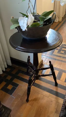 Mesa de canto madeira nome em estilo manuelino