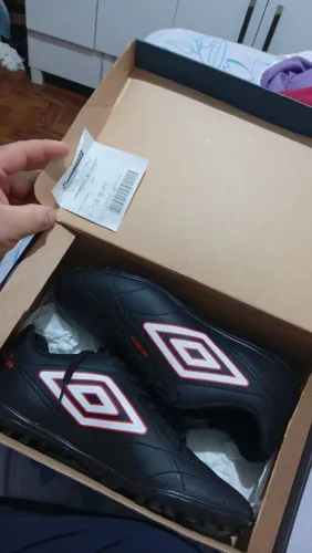 Chuteira society umbro nova