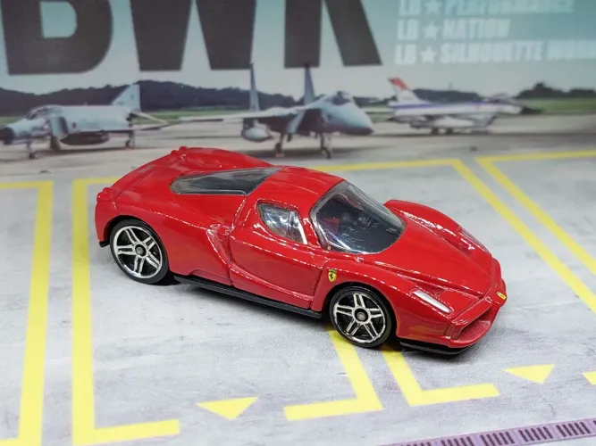 Hot Wheels Ferrari Enzo T-Hunt normal 