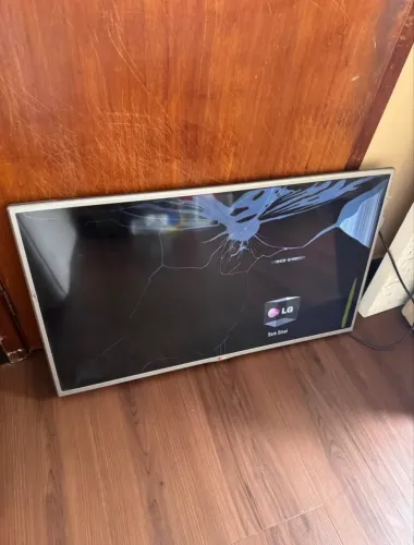 TV LG 39" 39LB5600 - Tela Interna Trincada, Com Controle e Fonte