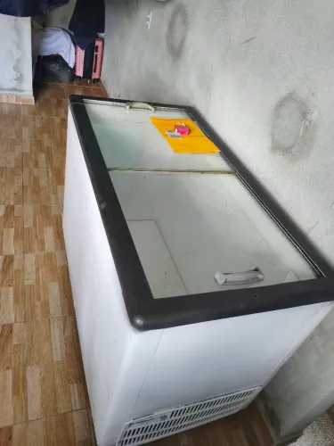 Freezer grande, porta de vidro 