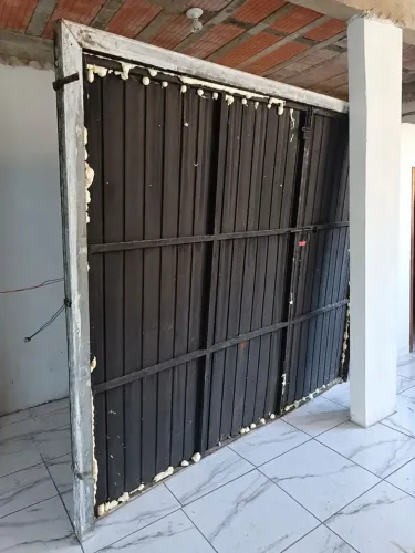 Portão de aço pivotante em ótimo estado