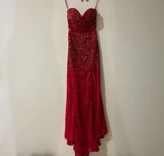Vestido Longo Vermelho Bordado em Pedrarias com Fenda e Efeito Cauda - Tam P