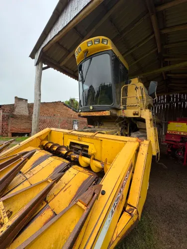 Colheitadeira New Holland 8040 tracionada