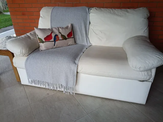 Sofá Branco 2 lugares em couro sintético