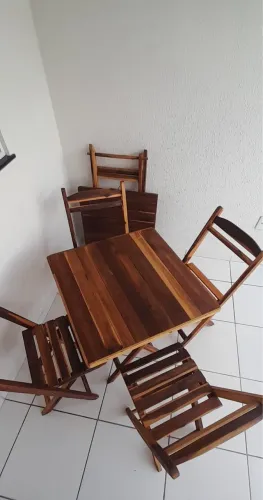 Conjunto de mesa e cadeiras de madeira
