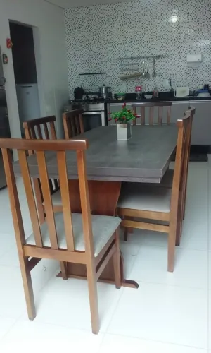 MESA BEM ESPAÇOSA