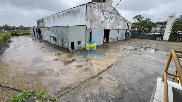 Alugue Galpão com Ponte Rolante Condomínio com 2.600m², mais pátio e doca. Cabo
