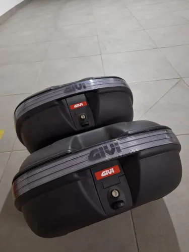 Baú Givi lateral