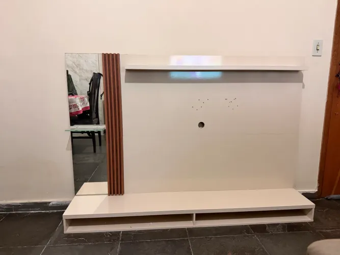 Painel com rack de parede