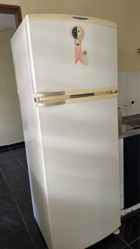 Vendo geladeira branca de duas portas excelente estado