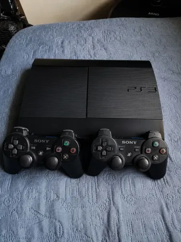 Playstation 3 Super Slim Desbloqueado 500GB + 2 Controles + Cabos