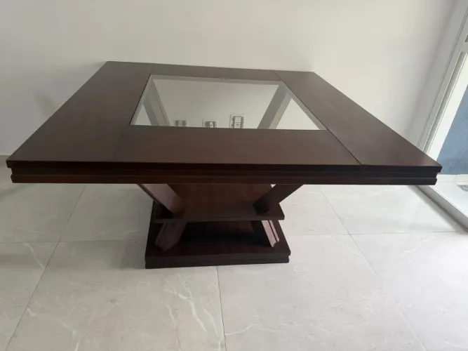 Mesa de madeira quadrada de 6 lugares com vidro central