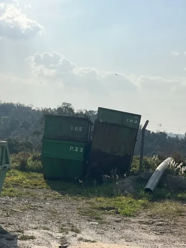 Caçambas Polis em Estado para Reforma