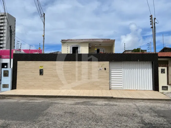 Casa à venda no bairro 13 de Julho - 4 quartos, 2 suítes, piscina e energia solar