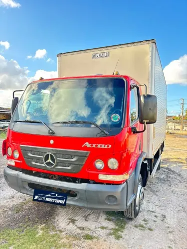 Mercedes-Benz Accelo 815 2013 Baú com salão de ferro