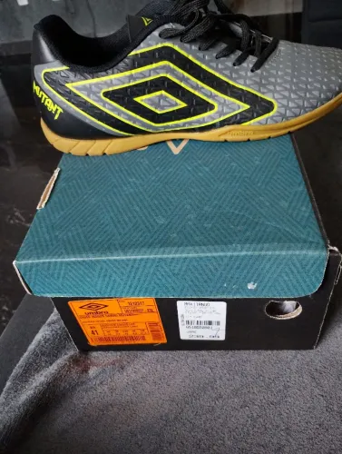 Chuteira umbro