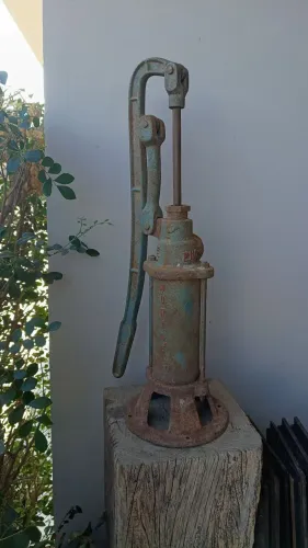 Bomba de água antiga raridade