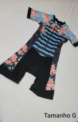 Várias roupas feminina de ciclismo
