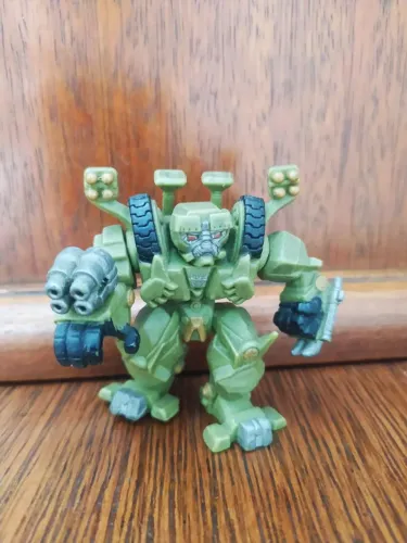 Boneco Transformers Tanque