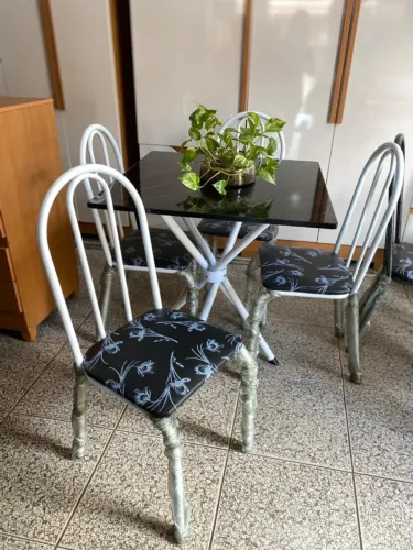 Mesa de Cozinha Marmorizada com 4 Cadeiras Nova, Entrego