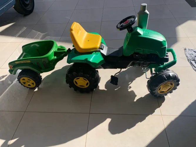 Trator a Pedal Infantil Country Bandeirante