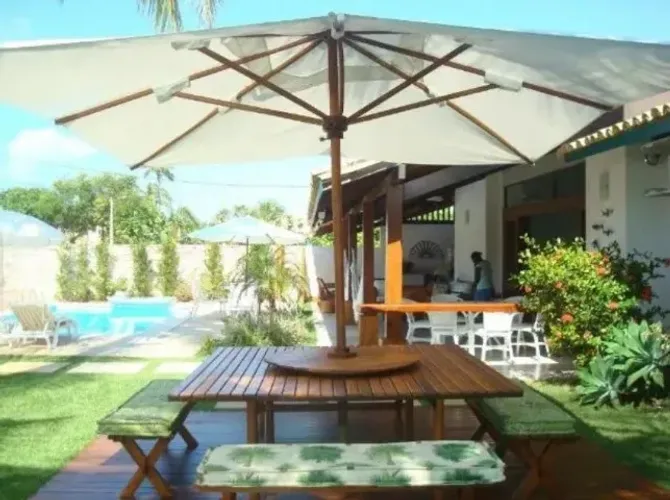 Casa em Guarajuba, Litoral Norte de Salvador, 3/Q, 2 Suítes, mobiliada, nascente, piscina.