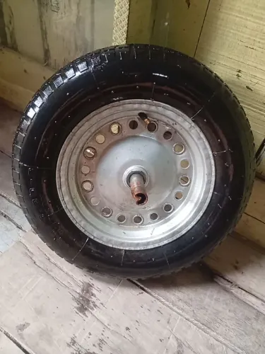 Pneu pra carrinho de mão novo câmera nova
