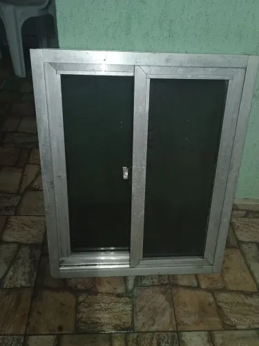 Janela de alumínio com vidro fumê duas bandas