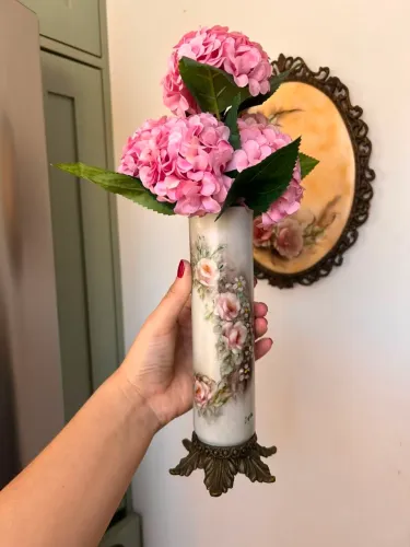 Vaso Solitário Antigo Porcelana Pintada à Mão Base Bronze Assinado 20cm