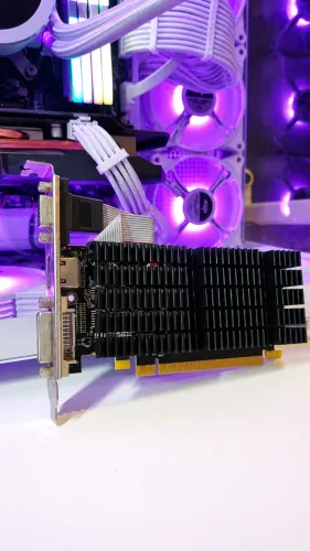 Placa de Vídeo AMD Radeon R5 220 1GB DDR3 (Com HDMI, DVI e VGA)