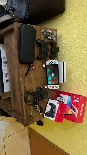 Nintendo Switch OLED Completo + Pro Controller e Acessórios!