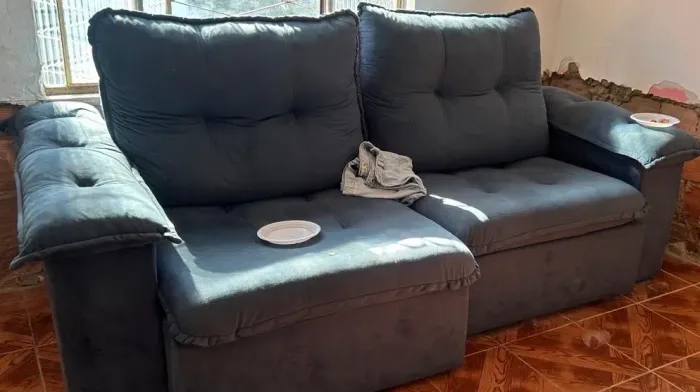 VENDO SOFÁ AZUL TURQUESA C/ ALMOFADA