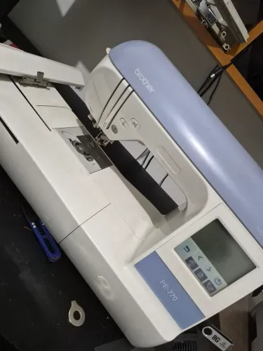 Máquina de bordado eletrônico PE770 Brother