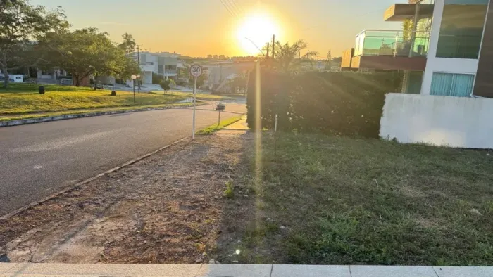 Vende-se um terreno no Condomínio Altaville de 360m2