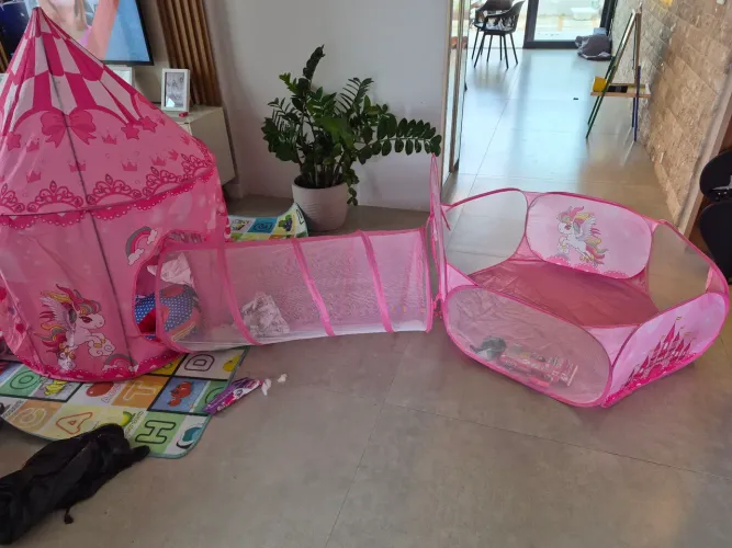 Barraca infantil com túnel e bolinhas 