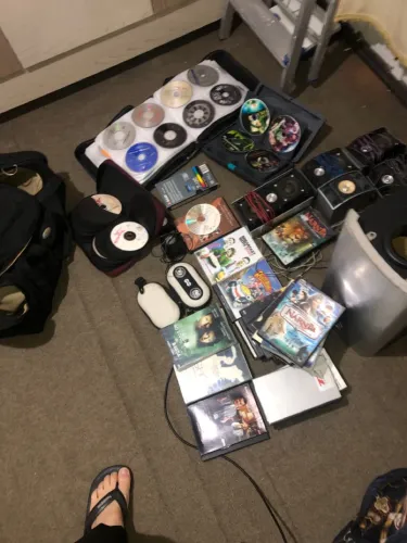 Vendo cxs de som mini uma grande mais ou menos 200 cds e dvd