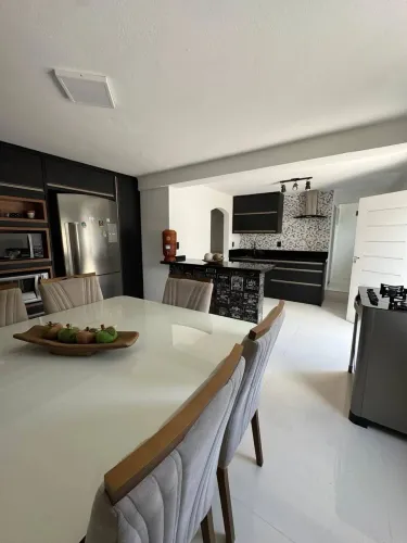 Casa para Venda 05 dormitórios no bairro Coloninha, em Florianópolis