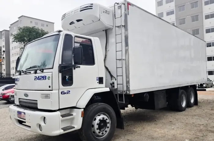 Ford Cargo 2428 6x2 C/baú Refrigerado