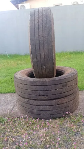 Um par de pneus 215/75R17.5
