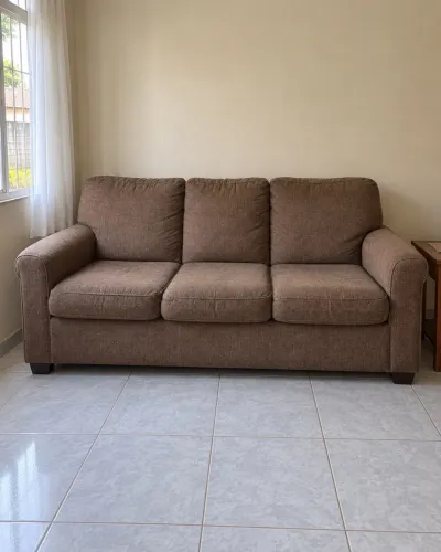 Sofá simples em ótimas condições para um novo lar