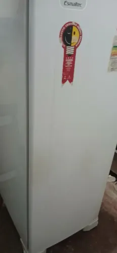 Vendo uma geladeira esmaltec bem conservado gelando bem