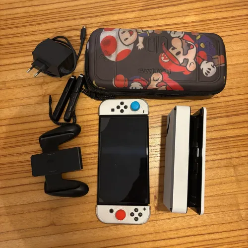 Nintendo Switch OLED Branco e Preto + Acessórios Extras - Excelente Estado