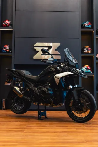 GS 1300R Triple Black 2025