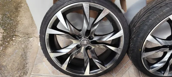Rodas 18" com Pneus 205/35R18