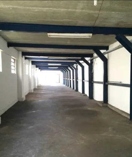 Galpão em Barueri Jd Califórnia 250 metros pé direito baixo R$:4.500 mês.