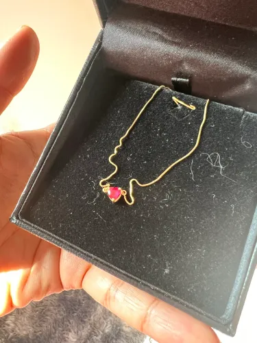 Corrente em ouro 18k c/ pingente 18k e em formato de coração em rubi