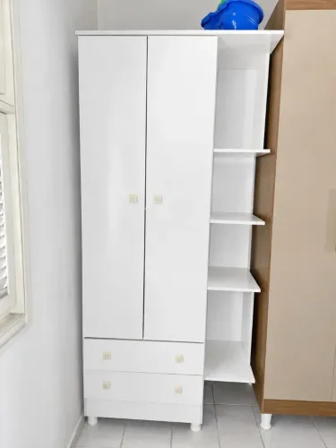 Guarda roupa moderno, bem conservado e bem dividido