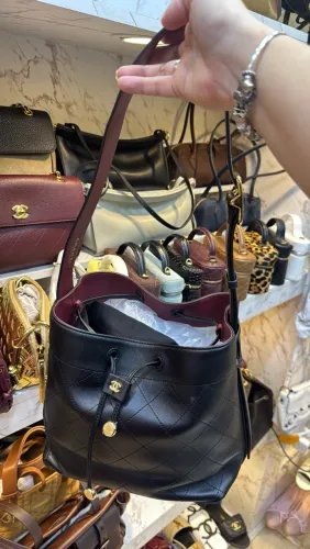 Bolsa de couro legítimo preto e bordô vermelho modelo italiano Chanel bucket