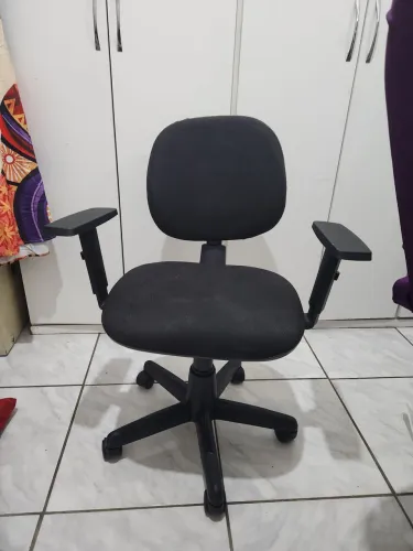 Cadeira com suporte para braços, rodinhas, regulagem altura e encosto e suporte de braços